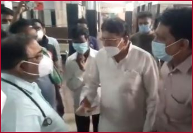 Madhya Pradesh: JP Hospital doctor resigns after Congress MLA shouts at him following patients death (Video)