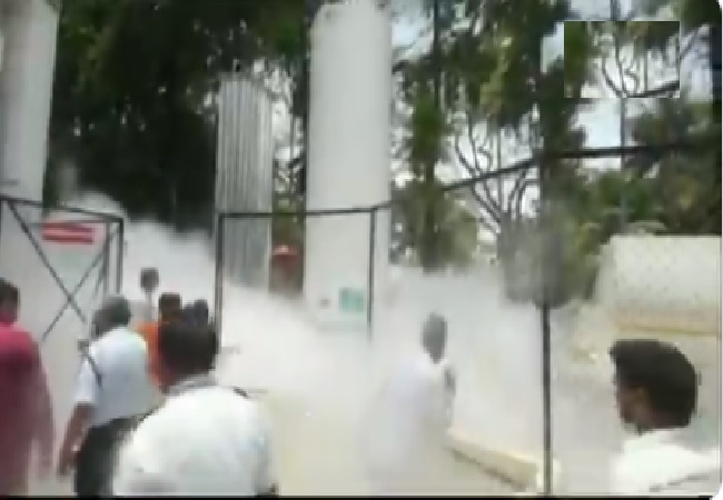 Maharashtra: Oxygen tanker leaked while tankers were being filled at Dr Zakir Hussain Hospital in Nashik (Video)
