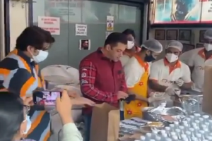 Salman Khan steps out to distribute refreshments and meals to frontline workers