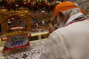 PM Modi offers prayers at Gurudwara Sis Ganj on Guru Teg Bahadur’s 400th Prakash Purab
