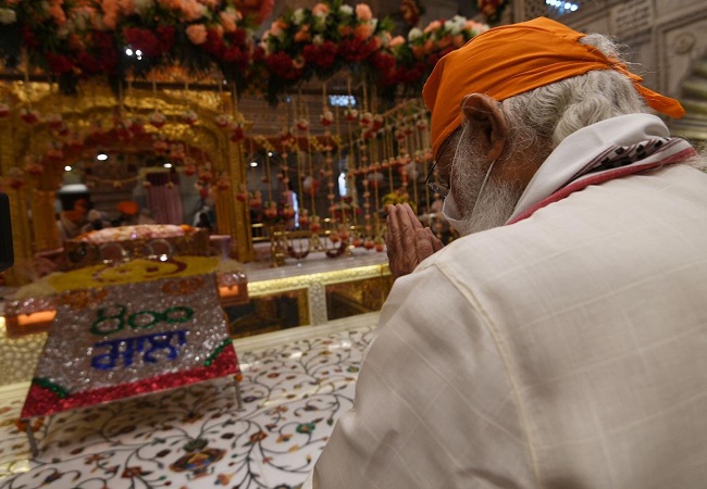 PM Modi offers prayers at Gurudwara Sis Ganj on Guru Teg Bahadur’s 400th Prakash Purab