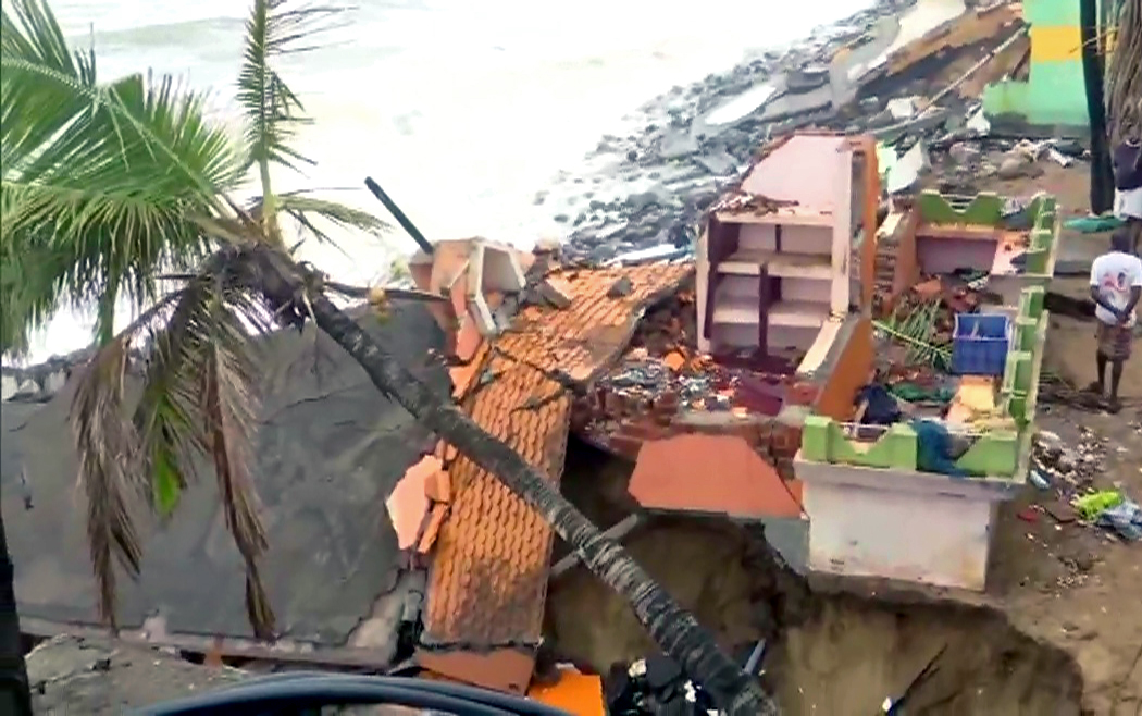 Cyclone Tauktae: Rough sea and high tidal waves destroy several houses; See Pics