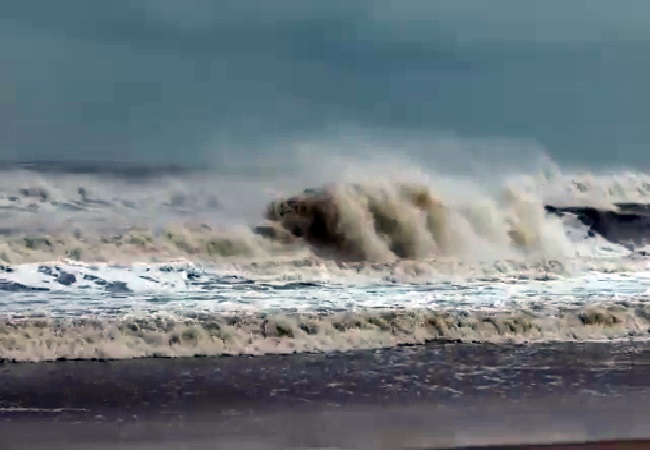 Odhisha: The sea gets turbulent ahead of cyclone Yaas at Paradip, in Jagatsinghpur on Tuesday. (ANI Photo)