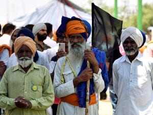 Farmers observe Black Day with ‘No Mask, No Social Distancing’ | See Pics