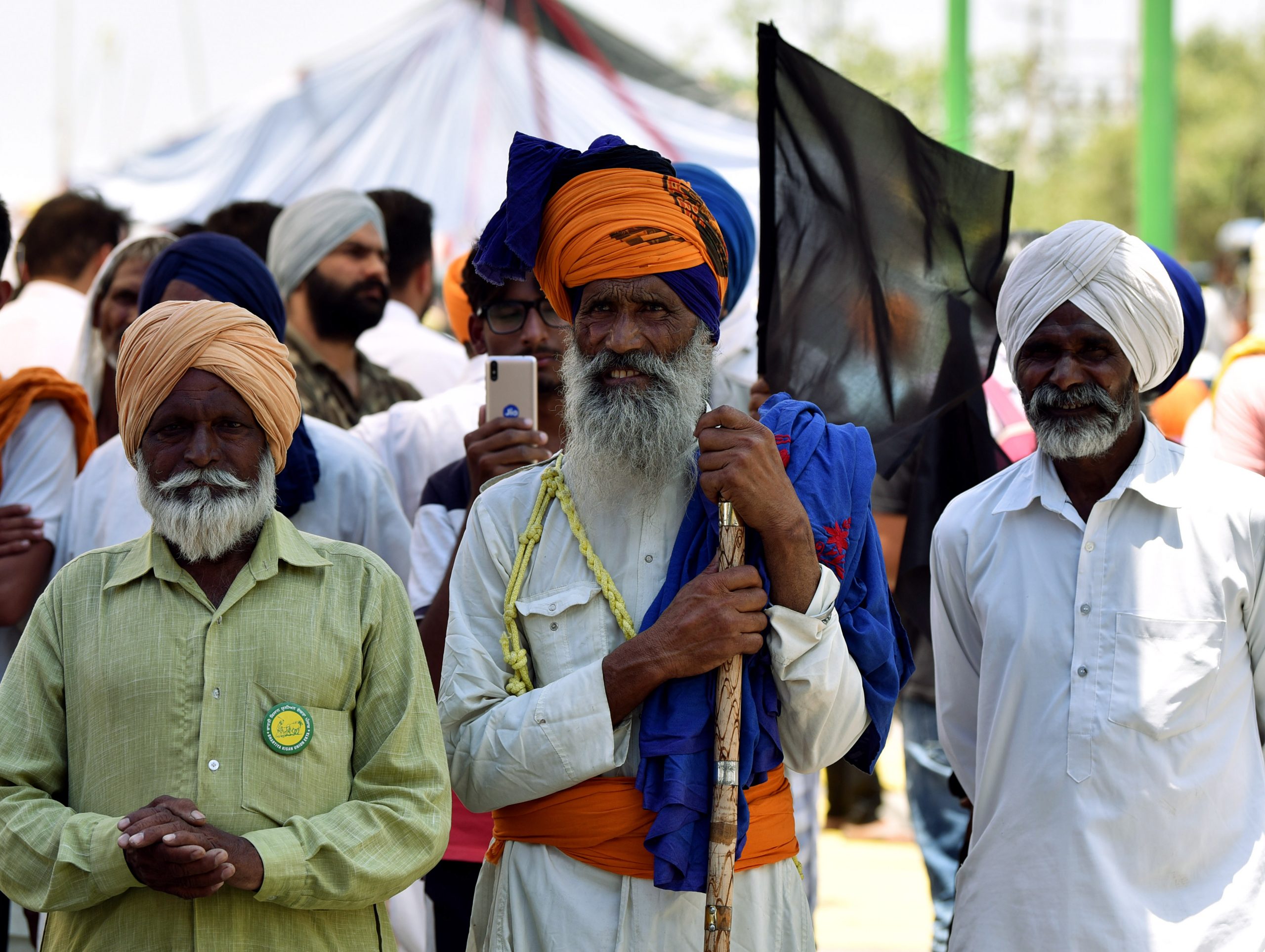 Farmers observe Black Day with ‘No Mask, No Social Distancing’ | See Pics