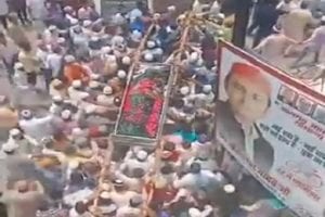 In UP’s Badaun, Covid-19 norms go for a toss as hundreds turn out for funeral of Islamic leader (VIDEO)