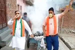 Meerut BJP leader blows ‘shankh’, spreads ‘holy smoke’ to chase away Coronavirus, VIDEO is viral