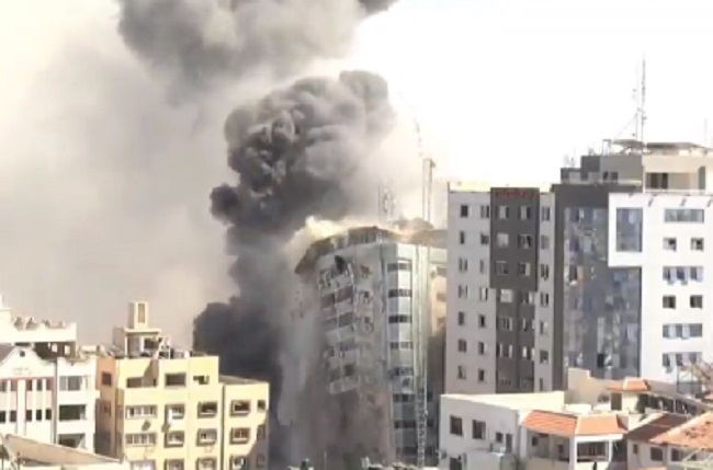 Israel demolishes Gaza building, housing Al Jazeera & other media offices after warning; VIDEOs emerge