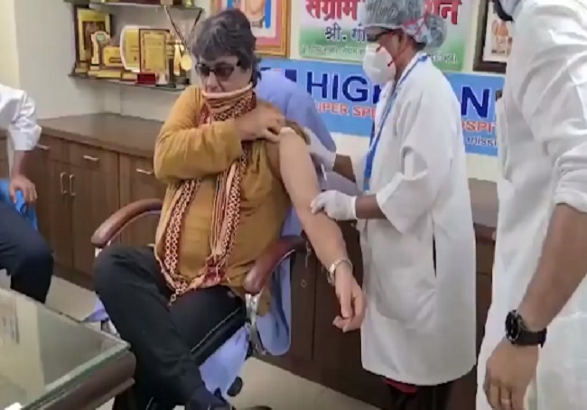 As Mukesh Khanna’s death hoax surfaces, a throwback to Shaktimaan getting vaccine jab & batting for others to do so (VIDEO)