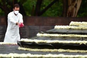 Rahul Gandhi pays floral tribute to former PM and father Rajiv Gandhi on his death anniversary