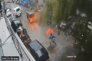 VIDEO: Woman makes a narrow escape as tree falls on Mumbai street