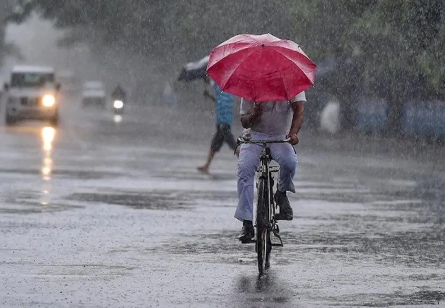 Parts of Delhi receive light to moderate showers; maximum temp at 32 degrees Celsius