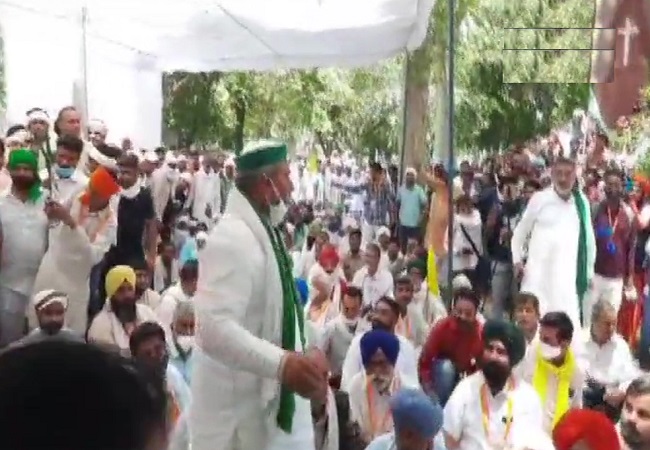 Flouting Covid-19 lockdown, BKU chief Tikait, huge farmers' group protest in Hisar
