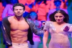 David Warner swaps faces with Tiger Shroff, grooves to this song with Alia Bhatt