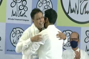 Mukul Roy returns to TMC along with his son, shares stage with Mamata