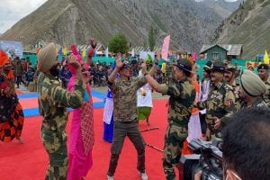 Akshay Kumar spends a day with BSF jawans, grooves to Bhangra music with soldiers (VIDEO)