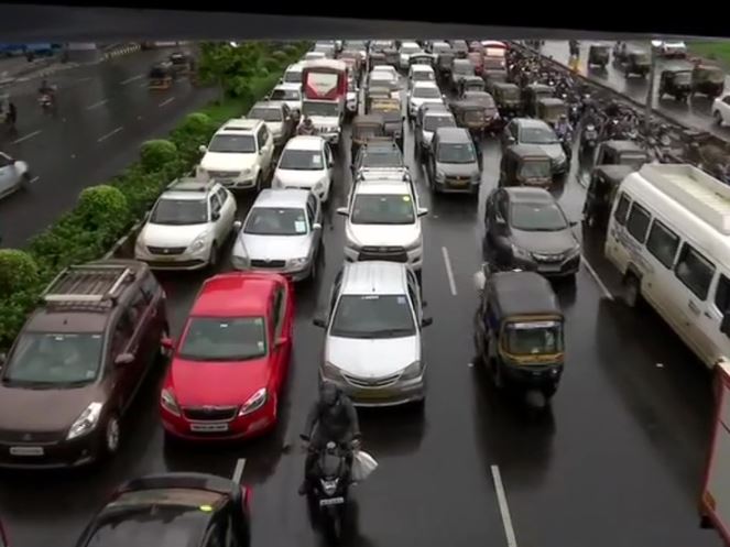 Maharashtra: Heavy rainfall in Mumbai causes traffic snarls in different parts of the city