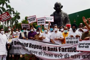 Rahul Gandhi leads Cong protest against Centre’s farm laws in Parliament premises (VIDEO)