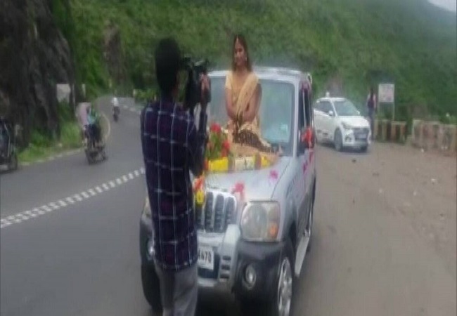 Pune bride’s swag lands her in trouble; goes to marriage venue sitting on car’s bonnet; VIDEO viral