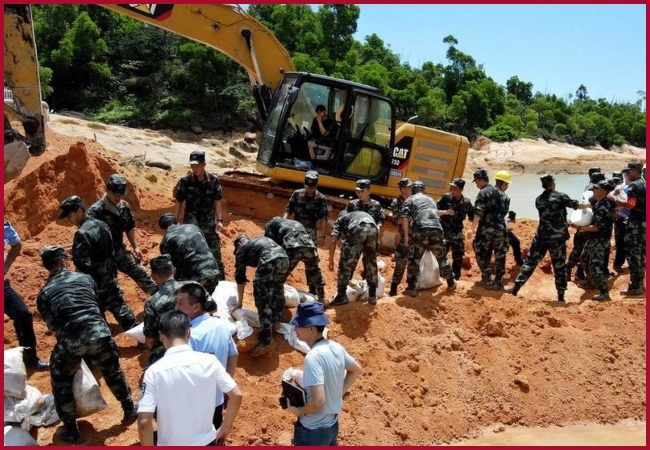 China Flood: 13 construction workers die in flooded tunnel ...