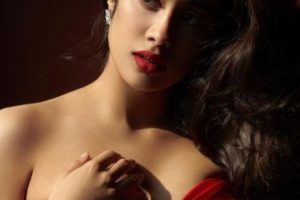 Janhvi Kapoor looks drop dead gorgeous in high-slit gown, her sultry PICS set internet on fire