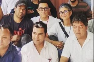 Laal Singh Chaddha: Aamir Khan and Kiran Rao pose together with people at press club in Kargil; See Pics