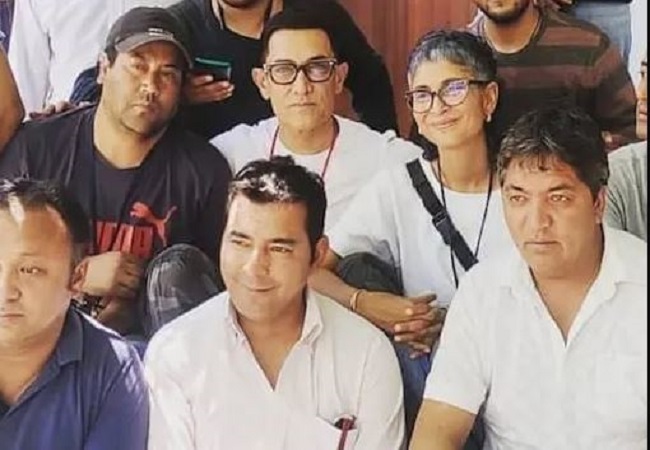 Laal Singh Chaddha: Aamir Khan and Kiran Rao pose together with people at press club in Kargil; See Pics