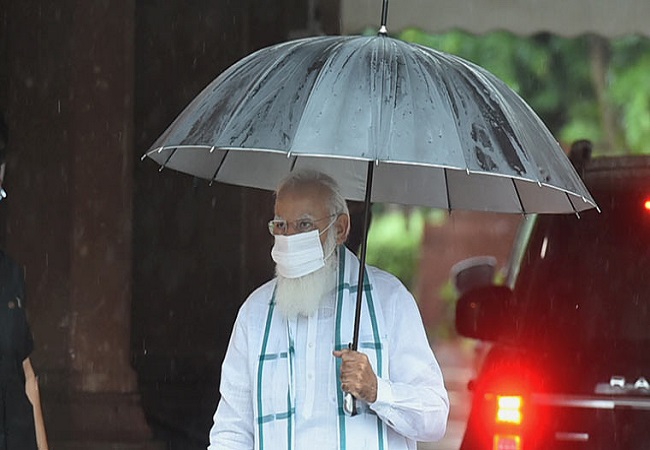 Monsoon Session: PM Modi's simplicity vs Rahul's VIP culture; Twitter abuzz  with reactions