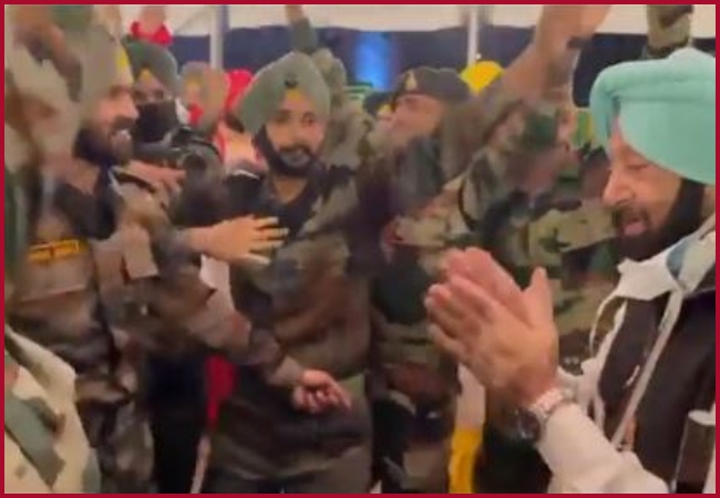 Punjab CM Amarinder Singh dances with jawans of his paltan (VIDEO)