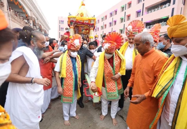 Rath Yatra begins at Ahmedabad’s Jagannath Temple, Gujarat CM offers prayers