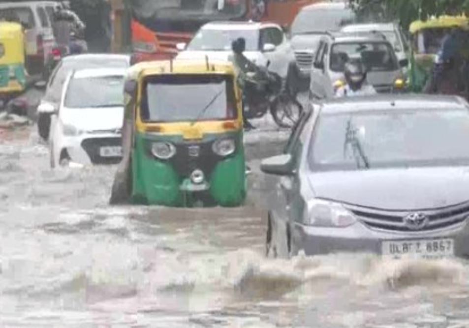 Rain lashes parts of Delhi, IMD predicts more rainfall (Pics/Videos)