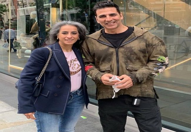 Akshay Kumar spotted posing with a fan in London; Pics go viral