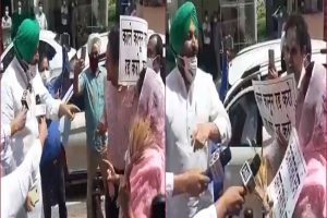 Heated exchange between Cong & Akali Dal MPs in public, outside Parliament.. WATCH