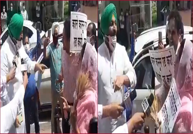Heated exchange between Cong & Akali Dal MPs in public, outside Parliament.. WATCH