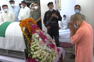 Uttar Pradesh CM pays last respects to Kalyan Singh