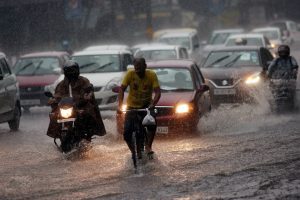 Delh Rain: IMD predicts thunderstorm with moderate to heavy intensity rain during next 2 hrs