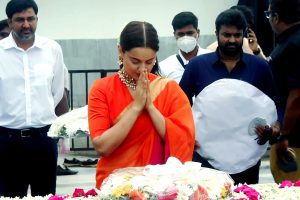 Kangana Ranaut pays tribute at former CM J Jayalalithaa’s memorial | See Pics