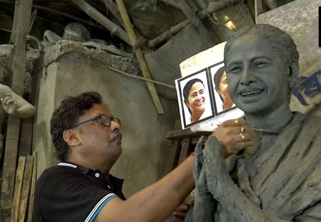 3 committees collaborate to create Durga idol resembling Mamata Banerjee