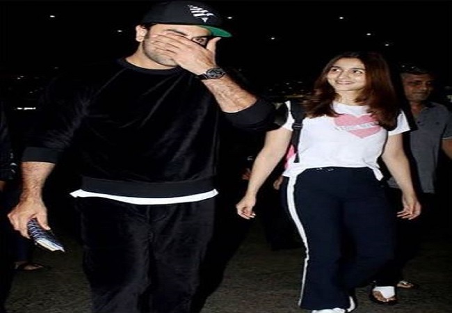 Alia-Ranbir spotted in Jodhpur airport, couple reportedly scouting for wedding venue !