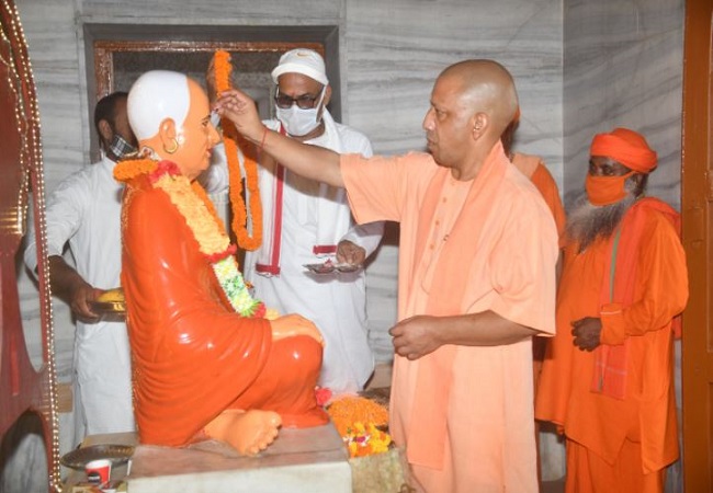 CM Yogi unveils Mahant Avaidyanath statue in Maharajganj (PICs)