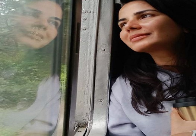 Kirti Kulhari fulfills her dream of travelling in toy train (PICS)