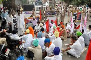 Protesting farmers head to Karnal Mini Secretariat after talks with administration fail