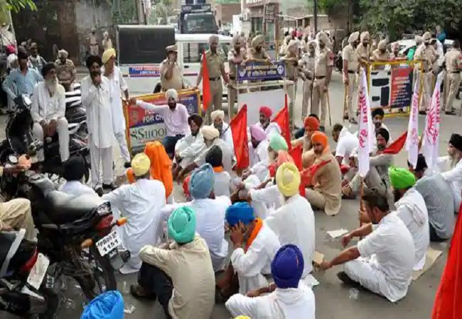 Protesting farmers head to Karnal Mini Secretariat after talks with administration fail