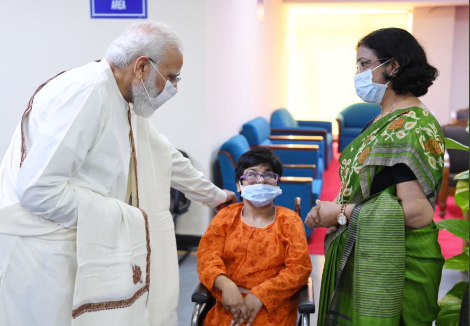 PM Modi interacts with health workers at the vaccination site at RML Hospital