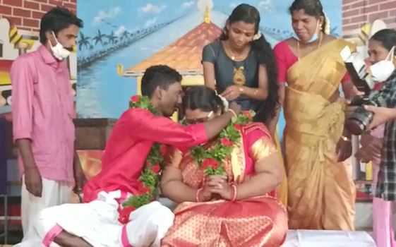 Bride, groom reach temple in cooking vessel for marriage