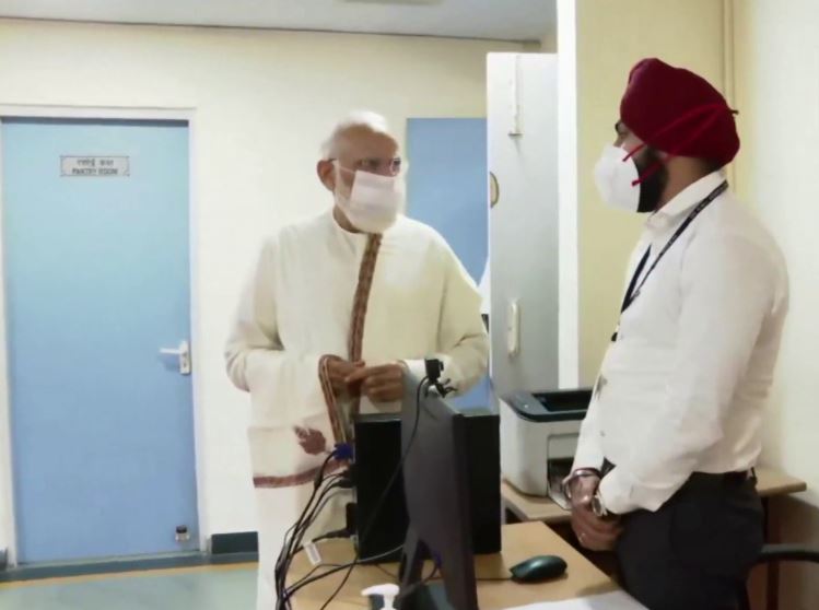 PM Modi interacts with health workers at the vaccination site at RML Hospital