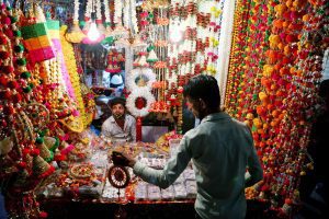 People throng markets ahead of Diwali; See Pics
