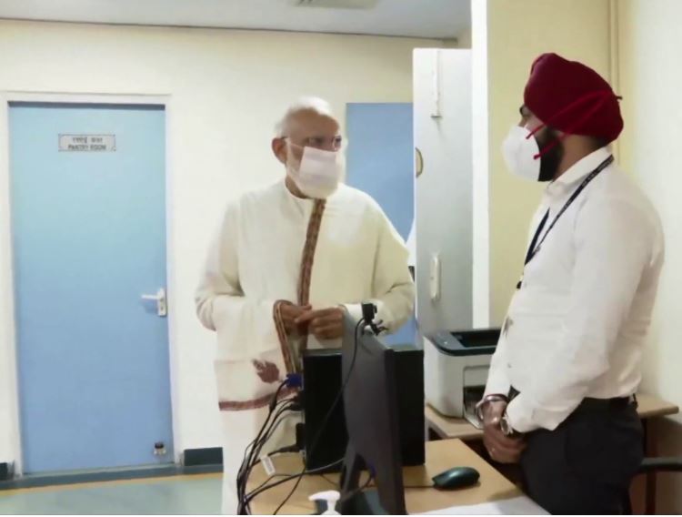 PM Modi interacts with health workers at the vaccination site at RML Hospital