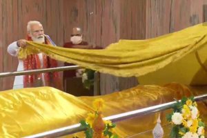PM Modi visits Mahaparinirvana temple, and offers Archana and Chivar to Lord Buddha in UP