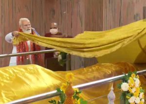 PM Modi visits Mahaparinirvana temple, and offers Archana and Chivar to Lord Buddha in UP